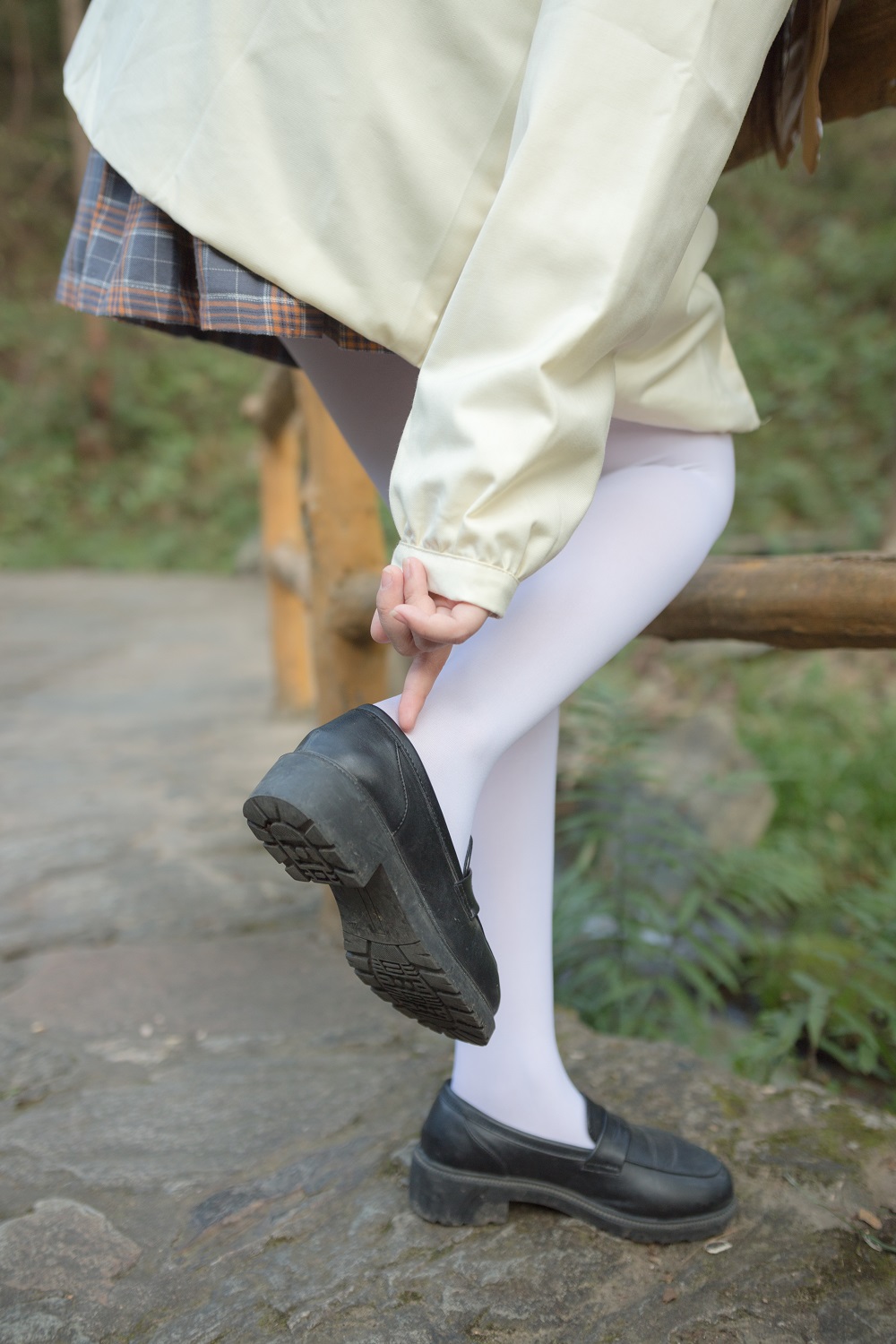 轻兰映画 Vol.002-黑白丝JK制服[44P] 萝风丝足 预览2图