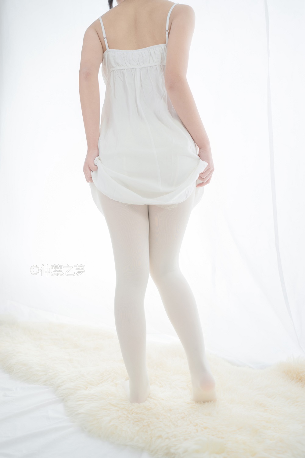 轻兰映画 Grand.001-白色吊带裙[73P] 萝风丝足 预览3图