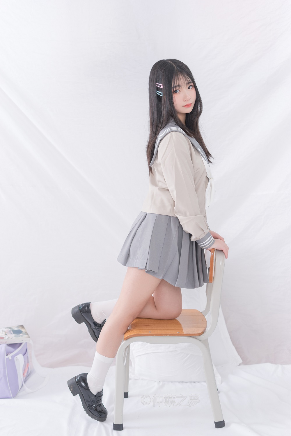 轻兰映画 Grand.008-灰色水手服少女[81P] 萝风丝足 预览1图